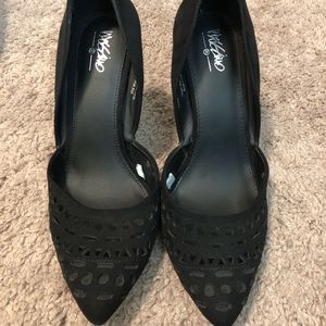 Black Pointed Toed Heels.